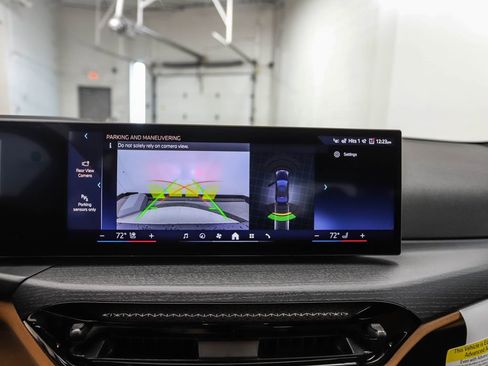 Used 2025 BMW 330i xDrive Sedan w/ Premium Package image 17