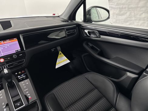 Certified 2025 Porsche Macan Turbo image 27