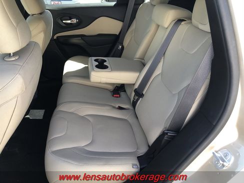 Used 2015 Jeep Cherokee Latitude w/ Comfort/Convenience Group image 16