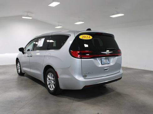 Used 2024 Chrysler Pacifica Touring-L FWD image 7