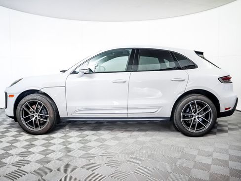 Certified 2025 Porsche Macan image 2