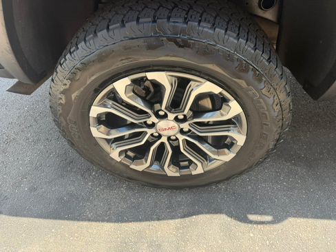 Used 2025 GMC Canyon Denali AWD/4WD image 9