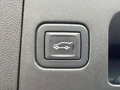 Used 2022 Cadillac XT4 Premium Luxury w/ Safety Alert Package FWD image 19