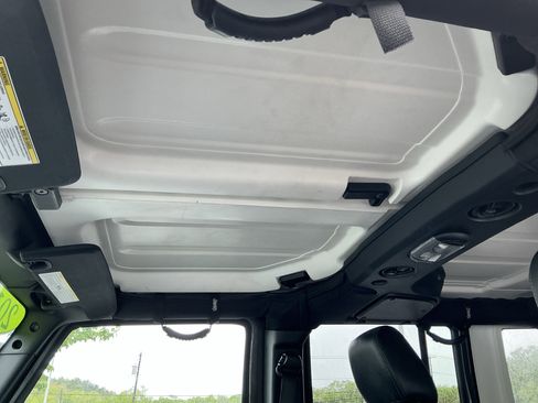 Used 2018 Jeep Wrangler Unlimited Sahara AWD/4WD image 12