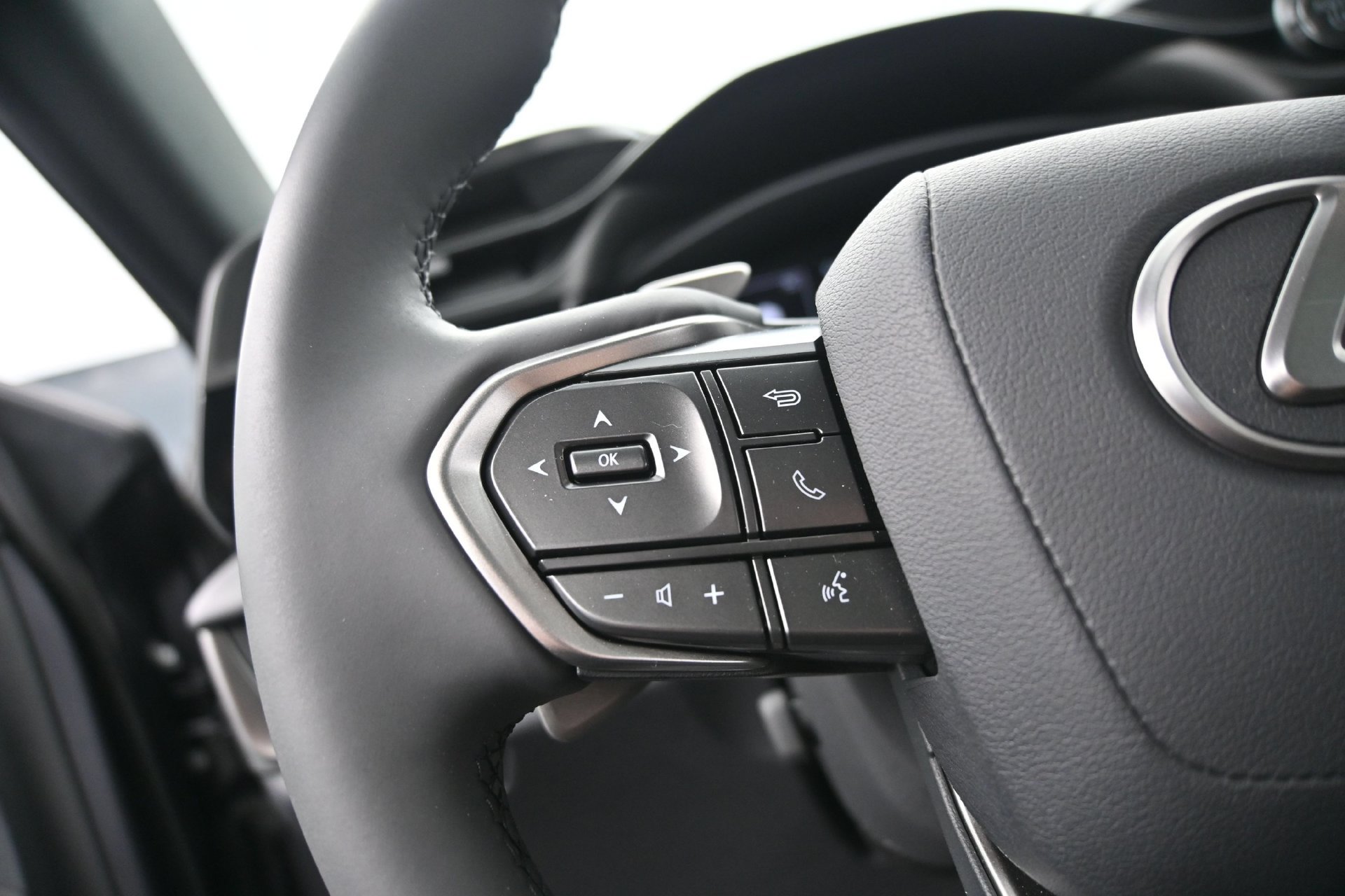 Used 2025 Lexus RZ 300e w/ Accessory Package (2T) FWD image 23