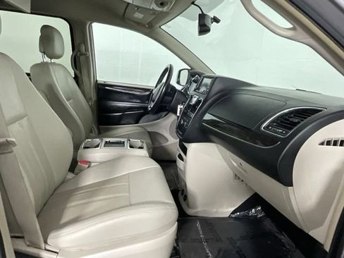 Used 2016 Chrysler Town & Country Touring FWD image 17