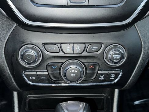 Used 2019 Jeep Cherokee Latitude Plus w/ Cold Weather Group image 35