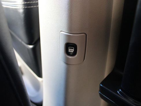 Used 2016 Chrysler Town & Country Touring w/ Driver Convenience Group image 17