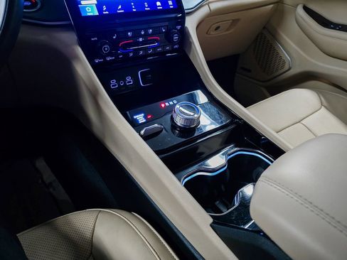 Used 2022 Jeep Grand Cherokee Limited w/ Luxury Tech Group II image 35