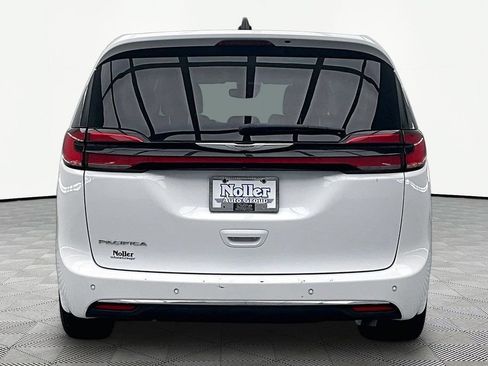 Used 2024 Chrysler Pacifica Touring-L FWD image 4