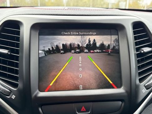 Used 2016 Jeep Cherokee Trailhawk AWD/4WD image 27