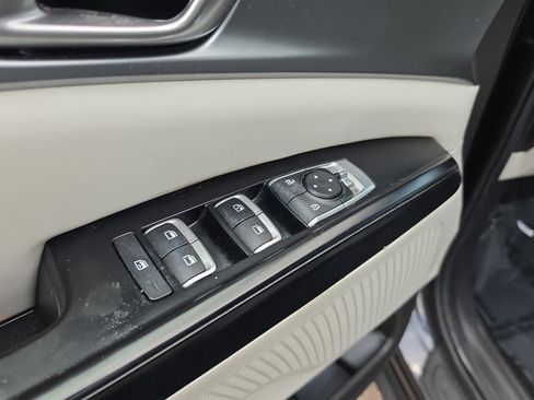 Certified 2024 Kia Carnival LX FWD image 19