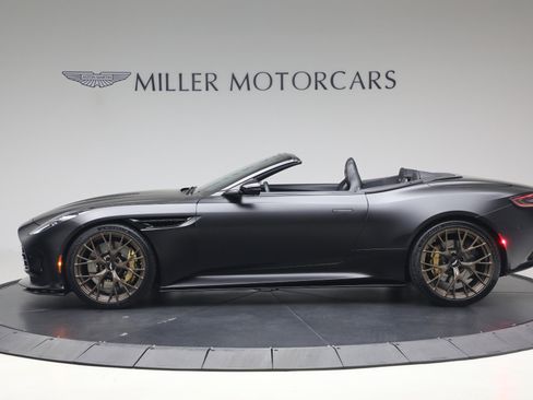 Used 2024 Aston Martin DB12 Convertible RWD image 3