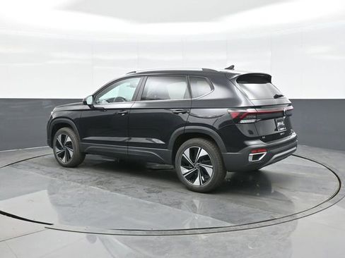 New 2026 Volkswagen Taos SE image 5