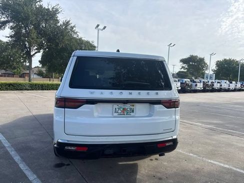 Used 2024 Jeep Wagoneer L Series III w/ Flexible Seating Group AWD/4WD image 5