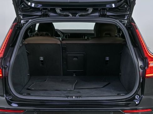 Certified 2025 Volvo V60 B5 Cross Country Plus image 31