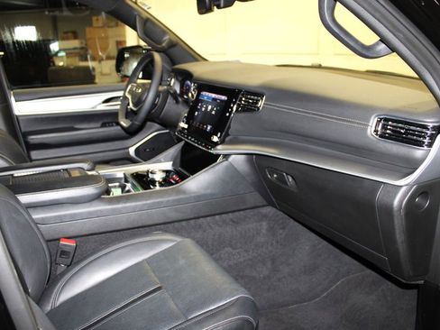 Used 2025 Jeep Wagoneer Series II image 28