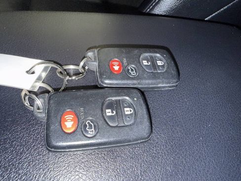 Used 2013 Toyota Highlander Limited AWD/4WD image 16