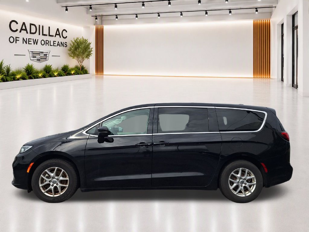 Used 2024 Chrysler Pacifica Touring-L FWD image 4