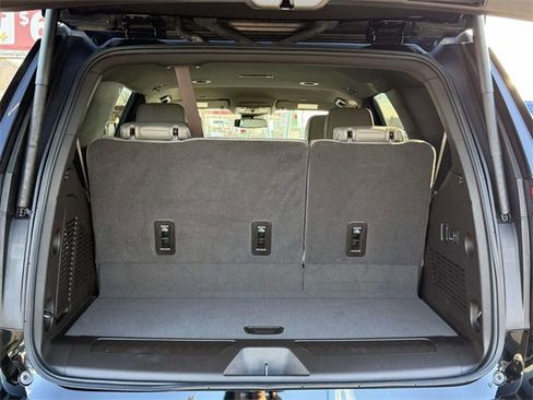Used 2024 GMC Yukon SLT w/ SLT Luxury Package image 9
