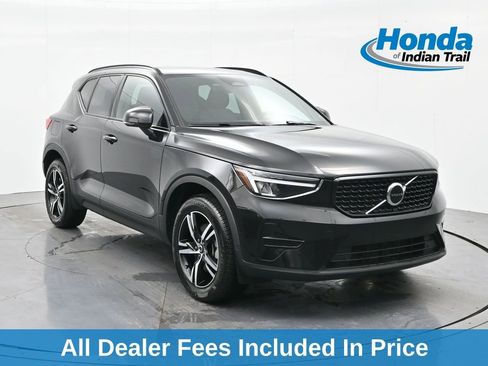 Used 2024 Volvo XC40 B5 Core AWD/4WD image 1