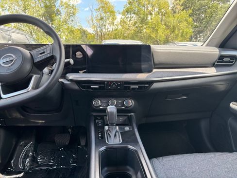 Used 2025 Nissan Kicks SV FWD image 14