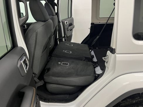 Used 2025 Jeep Wrangler Unlimited Sahara image 19