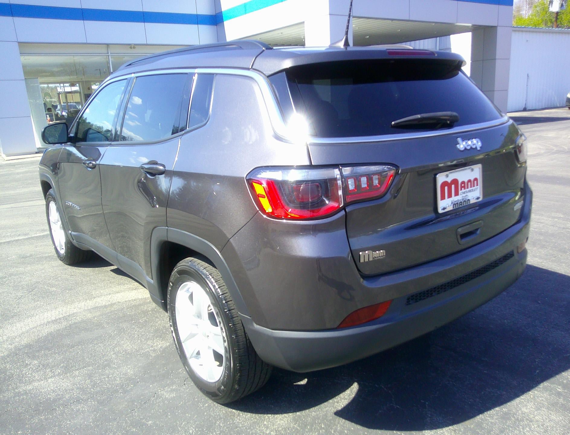 Used 2022 Jeep Compass Latitude FWD image 3
