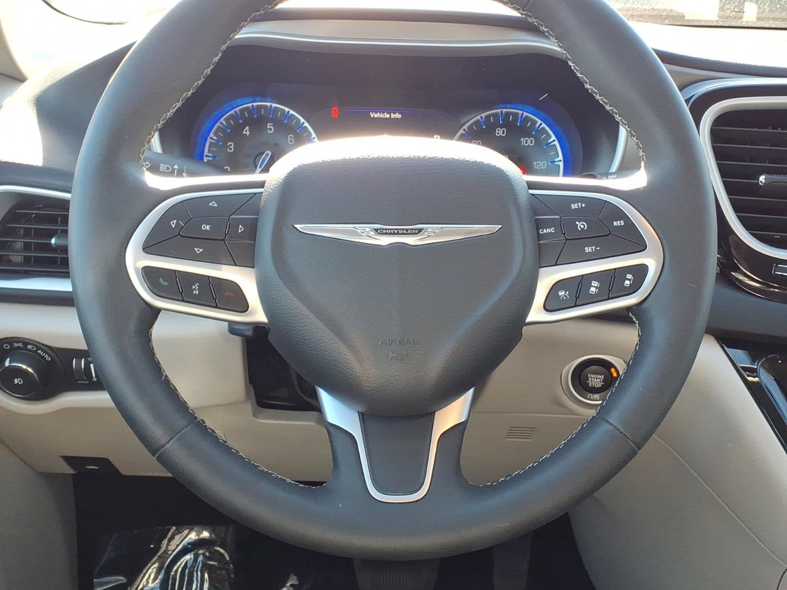 Used 2023 Chrysler Pacifica Touring-L FWD image 14