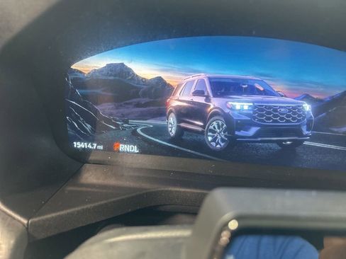 Used 2025 Ford Explorer Platinum w/ Ultimate Package AWD/4WD image 4