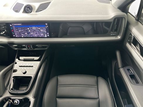 Certified 2025 Porsche Cayenne Coupe image 24