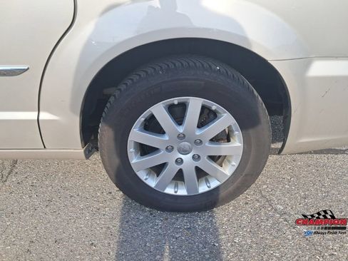 Used 2013 Chrysler Town & Country Touring FWD image 12