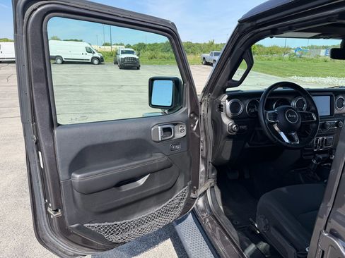 Used 2019 Jeep Wrangler Unlimited Sahara AWD/4WD image 9