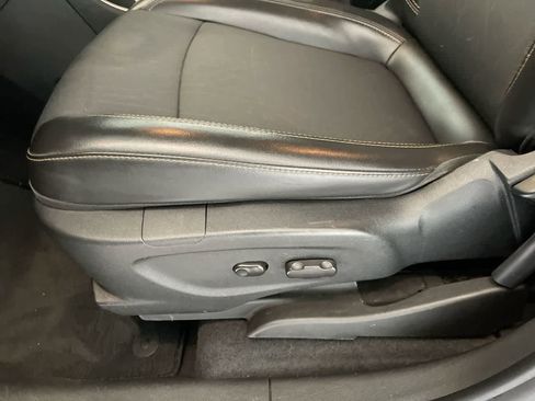 Used 2019 Chevrolet Trax LT w/ LT Convenience Package image 12