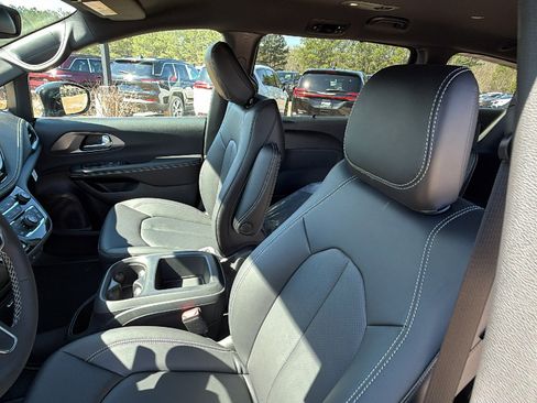 New 2026 Chrysler Pacifica Select image 17