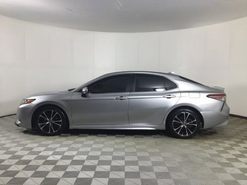 Used 2019 Toyota Camry SE w/ Convenience Package image 3