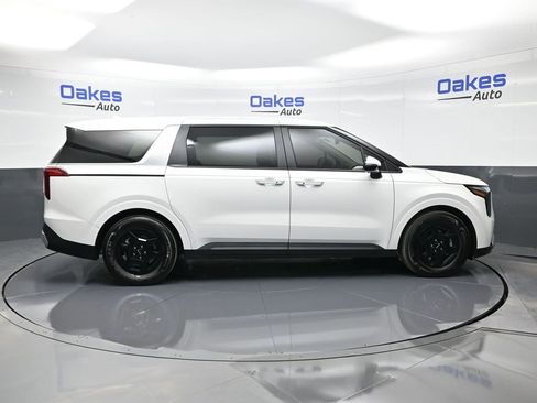 Certified 2025 Kia Carnival image 9