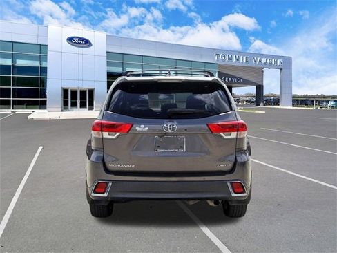 Used 2018 Toyota Highlander Limited Platinum image 3