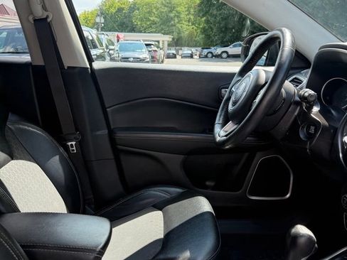 Used 2018 Jeep Compass Latitude w/ Popular Equipment Group AWD/4WD image 9