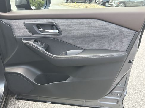 Used 2023 Nissan Rogue SV AWD/4WD image 17
