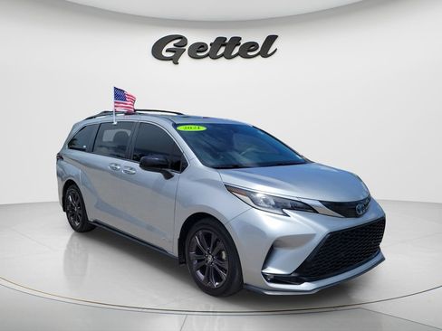 Used 2021 Toyota Sienna XSE FWD image 3