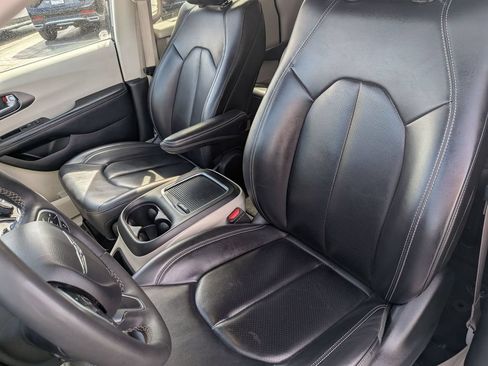 Used 2023 Chrysler Pacifica Touring-L FWD image 15