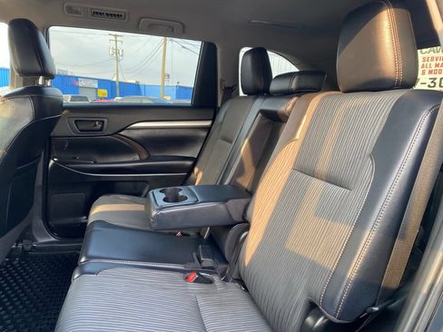 Used 2019 Toyota Highlander LE AWD/4WD image 14