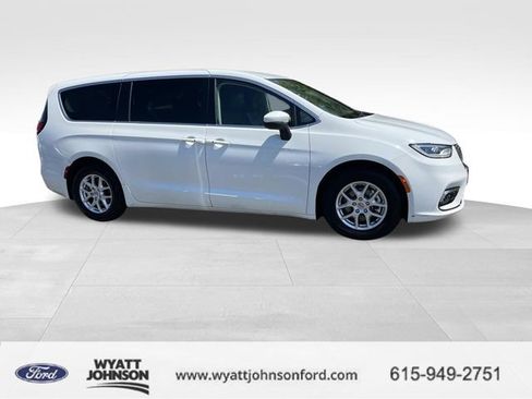 Used 2023 Chrysler Pacifica Touring-L image 2