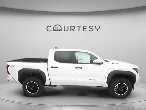 Certified 2025 Toyota Tacoma TRD Off-Road AWD/4WD image 18