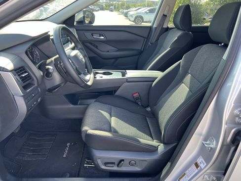 Certified 2025 Nissan Rogue SV FWD image 9