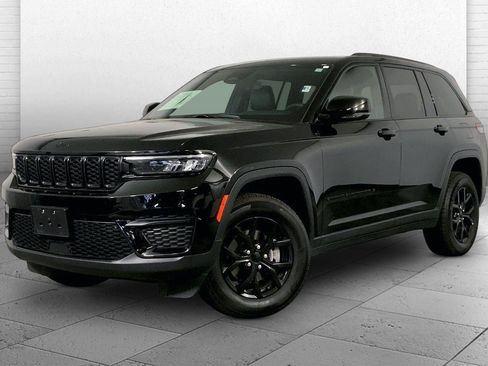 Used 2025 Jeep Grand Cherokee Altitude AWD/4WD image 13