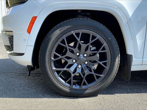 Used 2025 Jeep Grand Cherokee L Summit AWD/4WD image 9