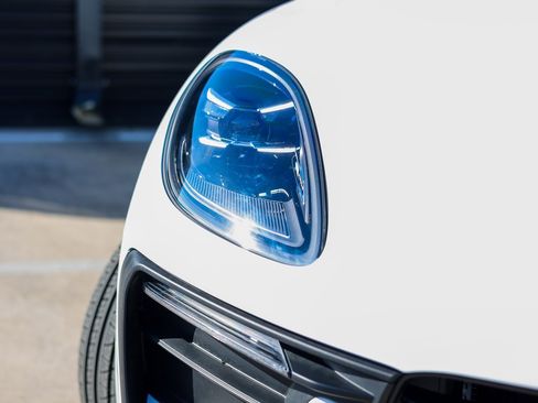 Certified 2025 Porsche Macan image 13