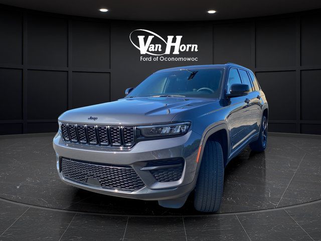 Used 2023 Jeep Grand Cherokee Altitude AWD/4WD image 3